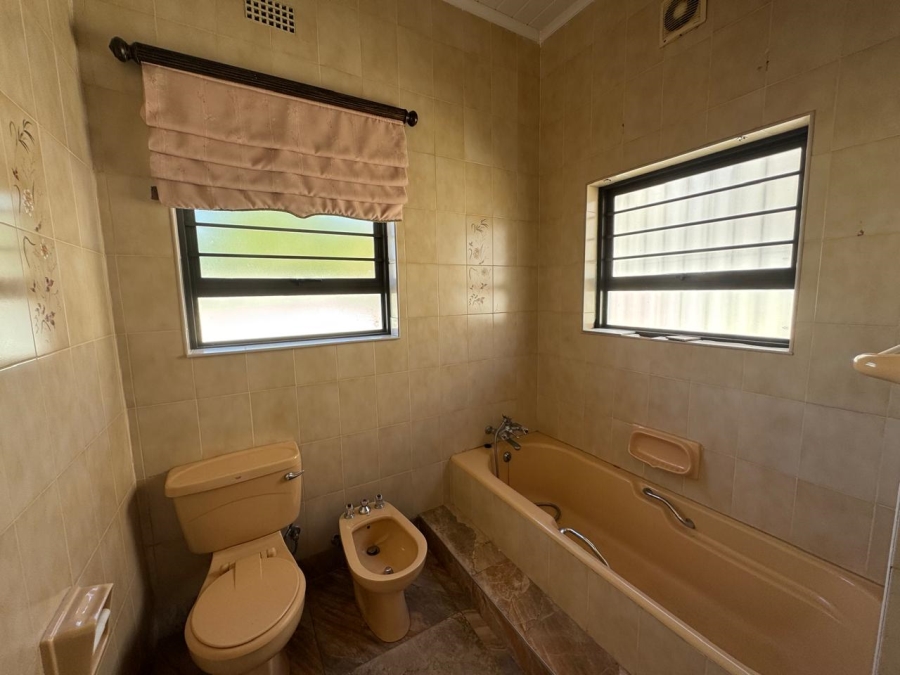 To Let 6 Bedroom Property for Rent in Table View Western Cape